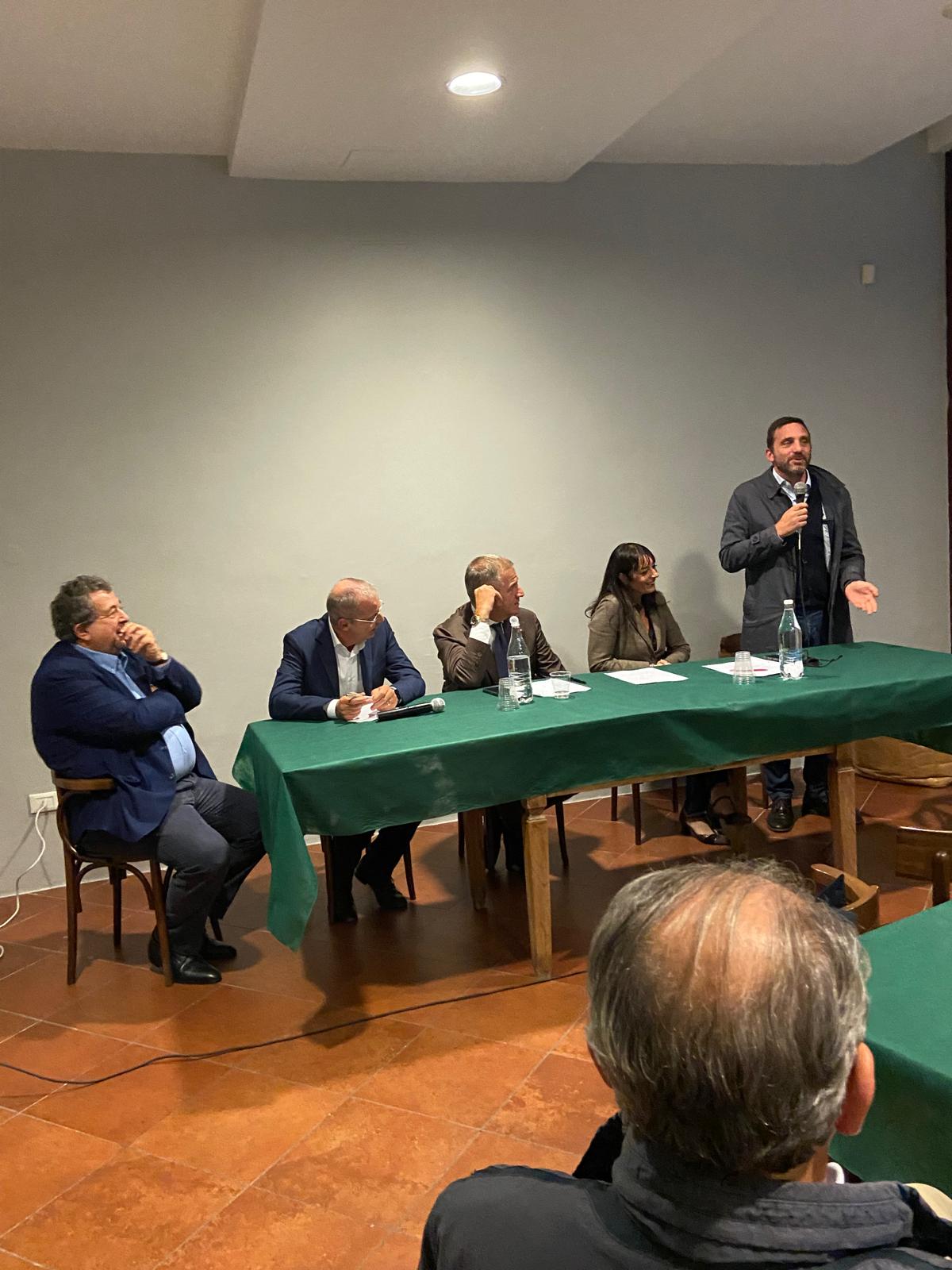   Si è svolto martedì sera un incontro organizzato da Forza Italia Pistoia insieme al circolo Mcl di Serravalle, per parlare di impresa e imprenditori. Dopo l’intervento di saluto di Anna Bruna Geri, segretario provinciale di FI e candidata al consiglio regionale, di Luca Tognozzi, presidente provinciale Mcl, e di Piero Lunardi, sindaco del Comune […]