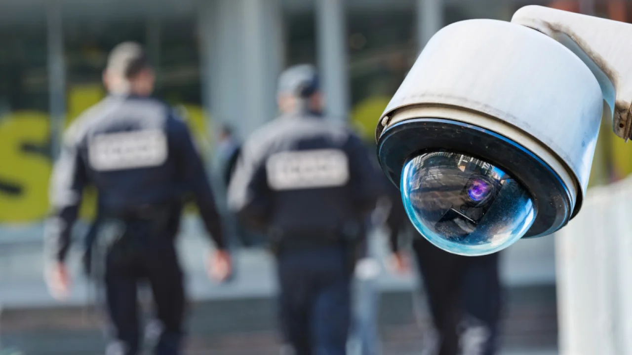 Un nuovo furto in appartamento ad Avenza martedì scorso, un’aggressione sventata a Marina di Carrara ai danni di una nostra concittadina e tanti altri episodi, più o meno gravi, che ogni giorno accadono in una Carrara ormai sempre più insicura e senza controllo. Cresce la paura di uscire la sera, cresce l’ansia per i nostri […]