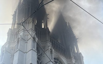Francia Fumo nero sulle torri della chiesa dei Réformés a Marsiglia durante le proteste del 17 ottobre 2026