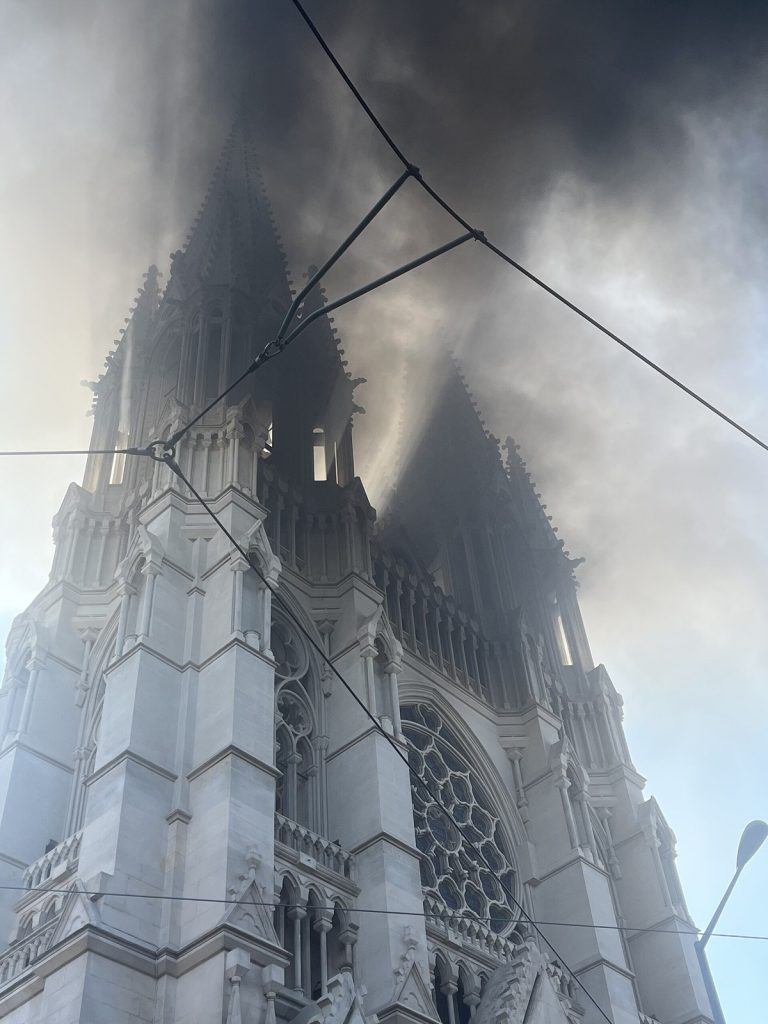 Francia Fumo nero sulle torri della chiesa dei Réformés a Marsiglia durante le proteste del 17 ottobre 2026