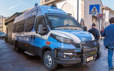 Movimento 17 ottobre e cortei: un furgone del Reparto mobile della Polizia di Stato
